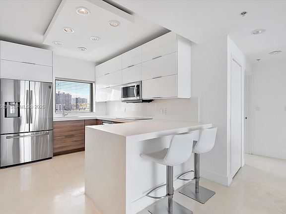 4th image of 601 NE 36th St APT 1310
