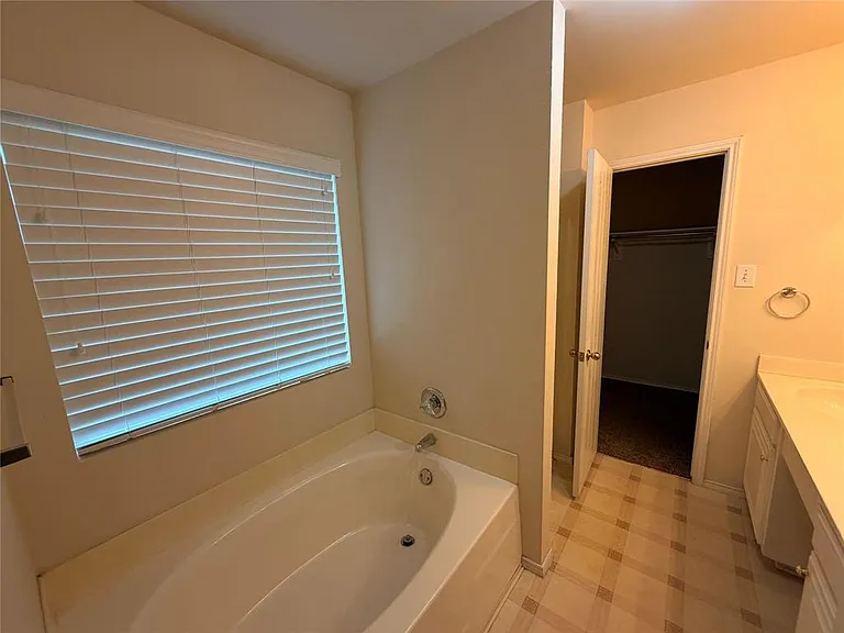 SOAKING TUB IN MASTER BATHROOM.