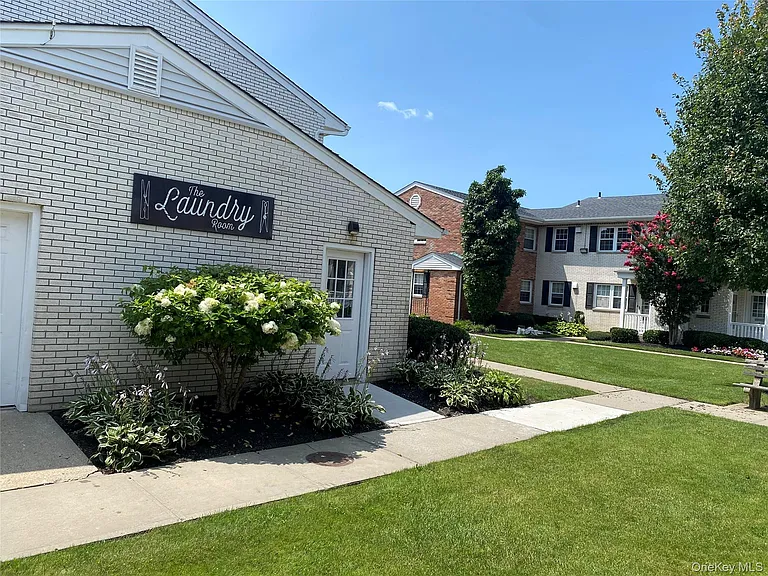 212 Kensington Ln — Photo 3