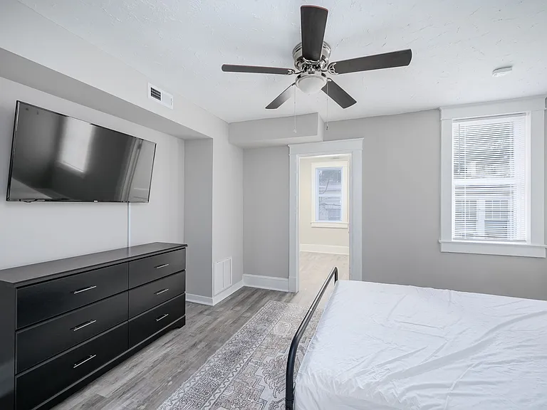 1015 Bank St — Photo 13