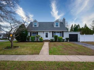 106 Cambridge Ave, Garden City, NY 11530