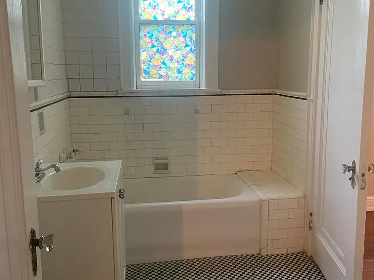 Winburn Court Apartments — Photo 18