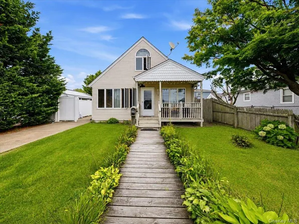 95 E Riviera Drive, Lindenhurst, NY 11757