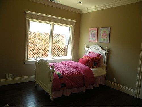 4th image of 210 Bayswater Ave