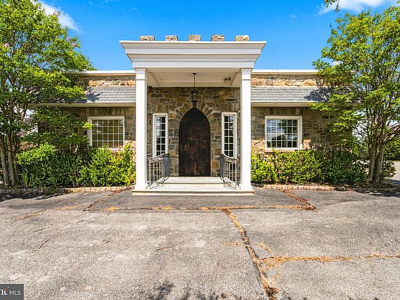 3rd image of 61 Saint Mihiel Dr