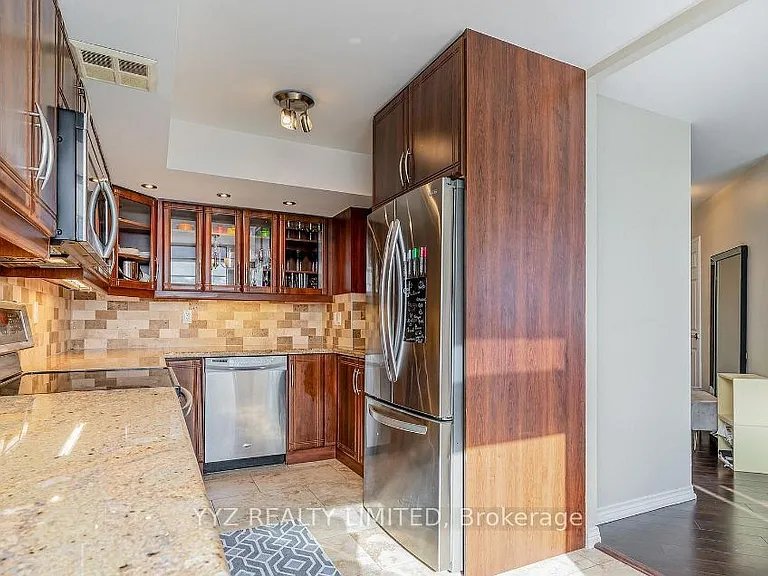 7440 Bathurst St #807 — Photo 11