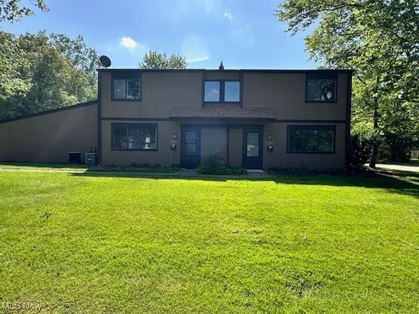 9586 Fernwood Dr, Olmsted Falls, OH 44138