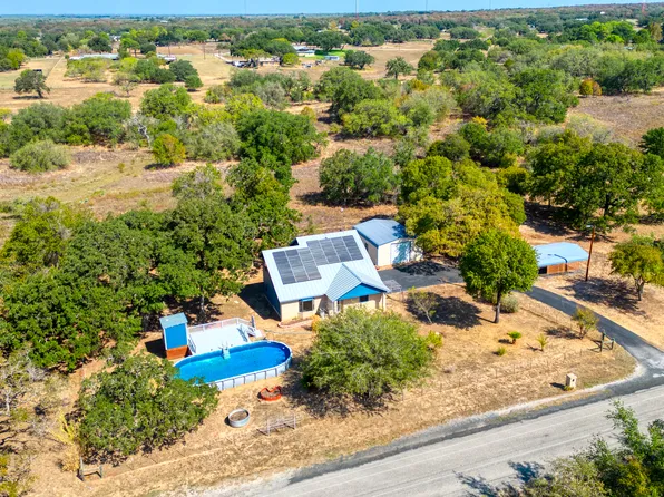 233 Cimarron Dr, Floresville, TX 78114