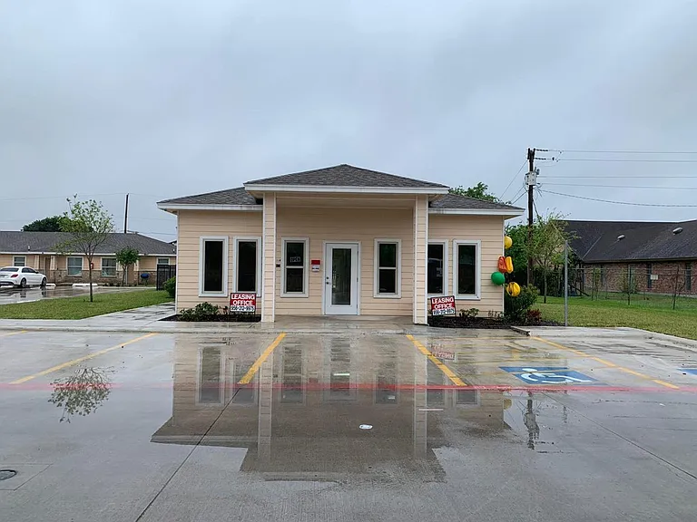 Calli Village Apartments — Photo 9