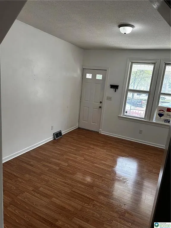 3 bed, 1.0 bath, 1392 sqft, $1,999 — Photo 2