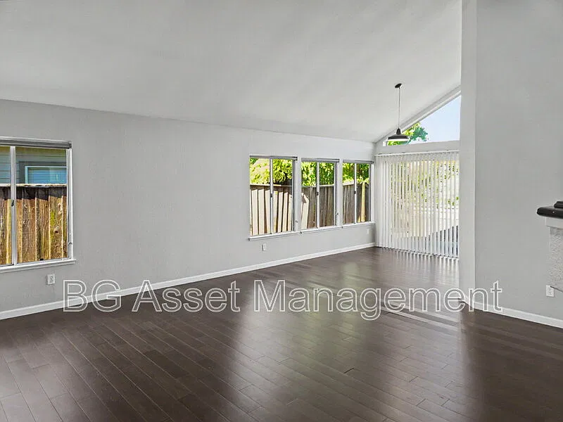 4 bed, 3.0 bath, 1957 sqft, $3,800 — Photo 3