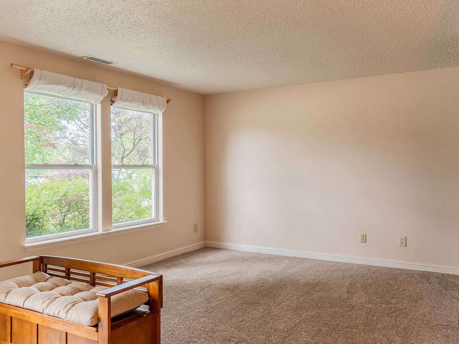 3 bed, 2.5 bath, 2353 sqft, $2,100 — Photo 3