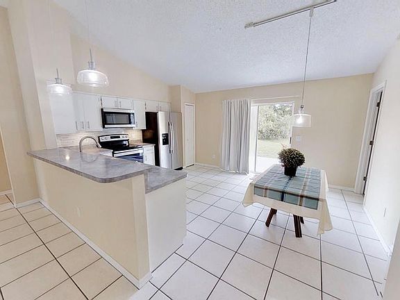 3rd image of 28 Freeland Ln