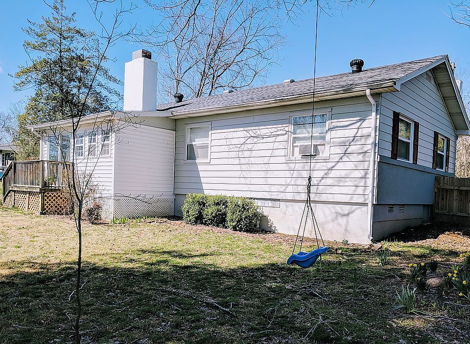 2nd image of 105 W Newcomb Rd
