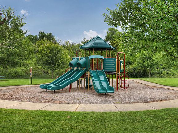 2nd image of 542 Orchard Dr NE