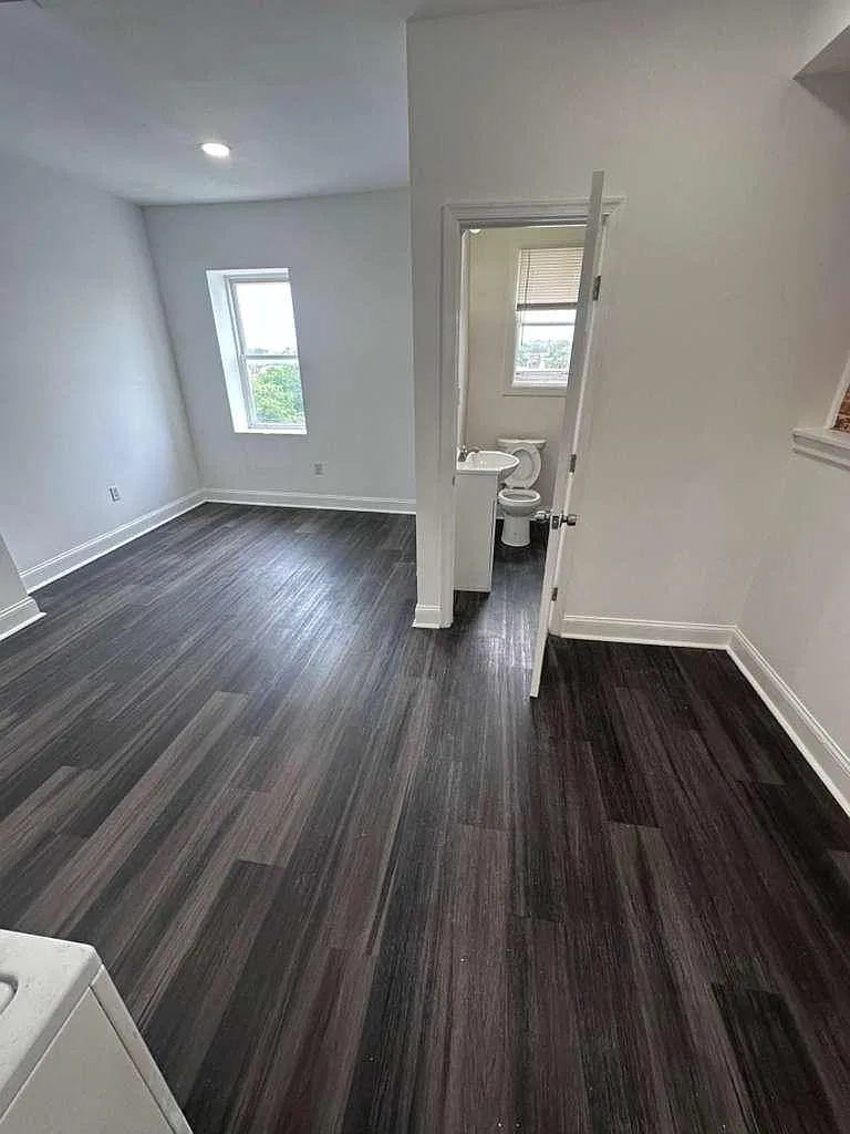 5 bed, 2400 sqft, $2,600 — Photo 4