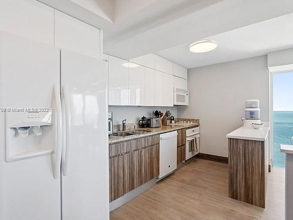 4th image of 881 Ocean Dr APT 23G
