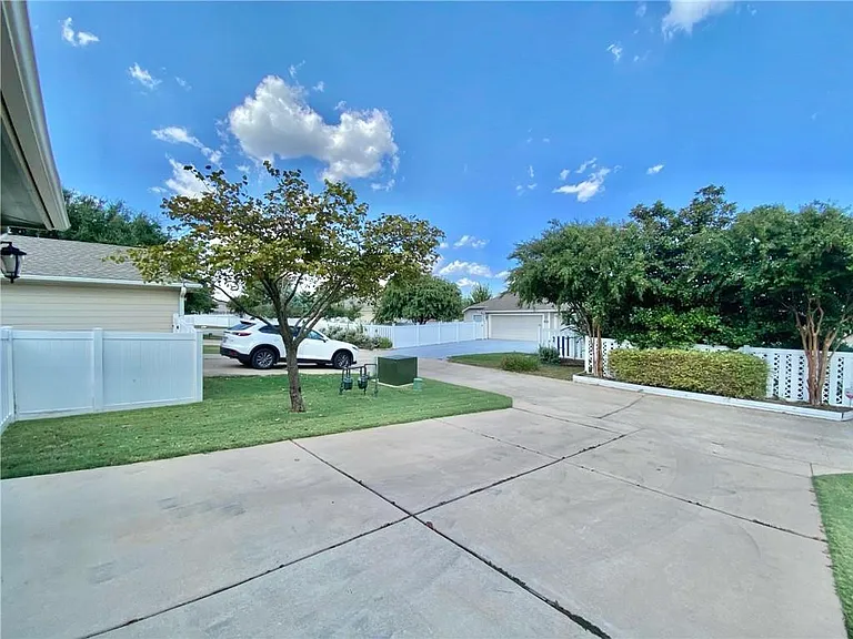 1812 Lost Maples Loop — Photo 39