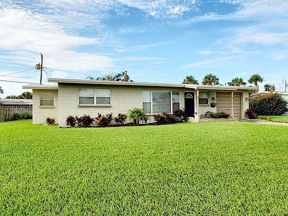 4th image of 6 Raymonde Cir