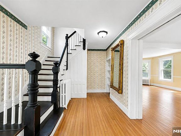 5th image of 76 Magnolia Ave