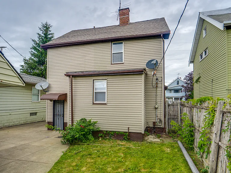 934 Royal Rd — Photo 2