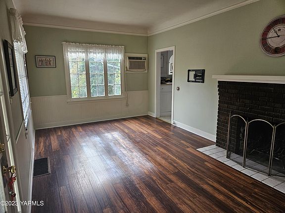 2nd image of 210 Park Ave