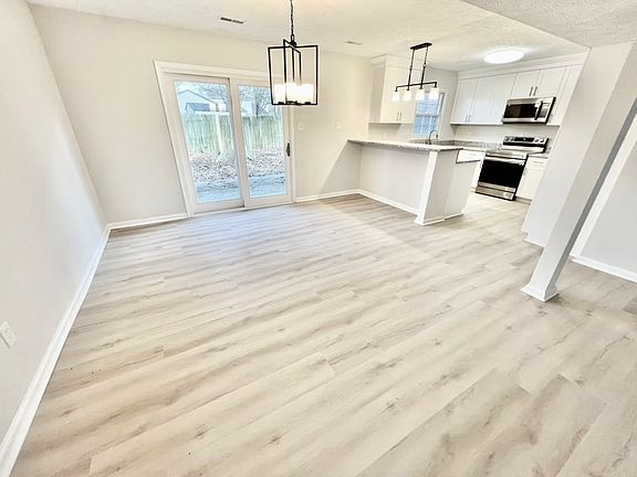 Large Dining Area & Bar