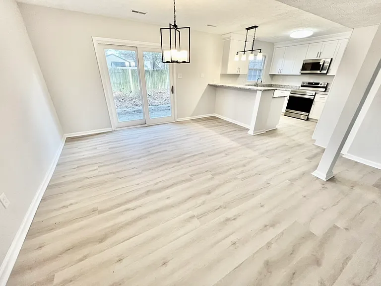 Large Dining Area & Bar