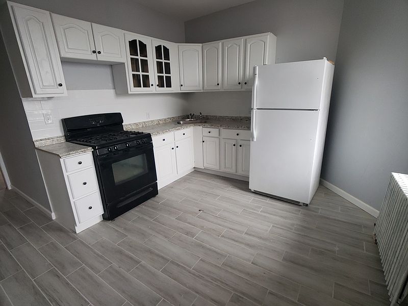 1st image of 143 Linden St APT 3