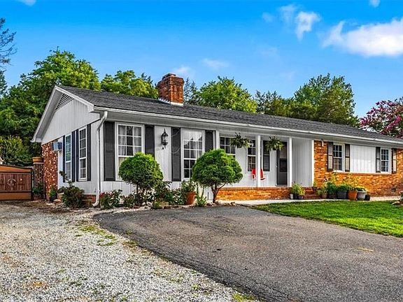3rd image of 1130 Heathwood Rd