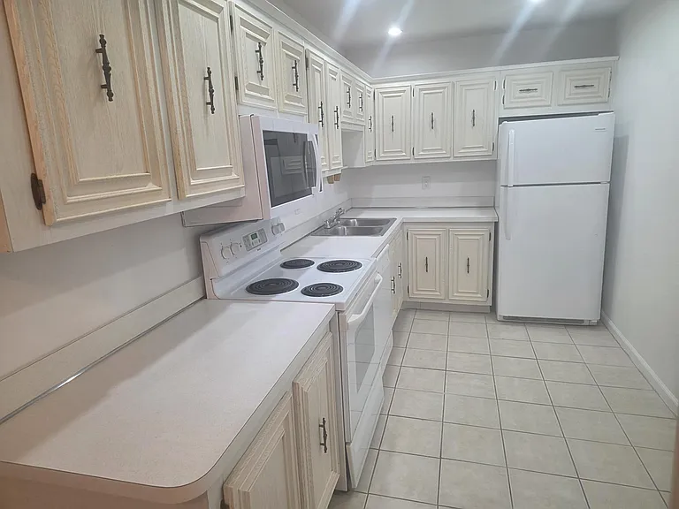 959 SE 2nd Ave #204 — Photo 37