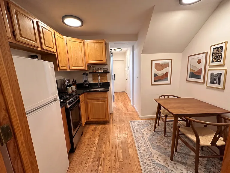 240 W 20th St #A — Photo 3