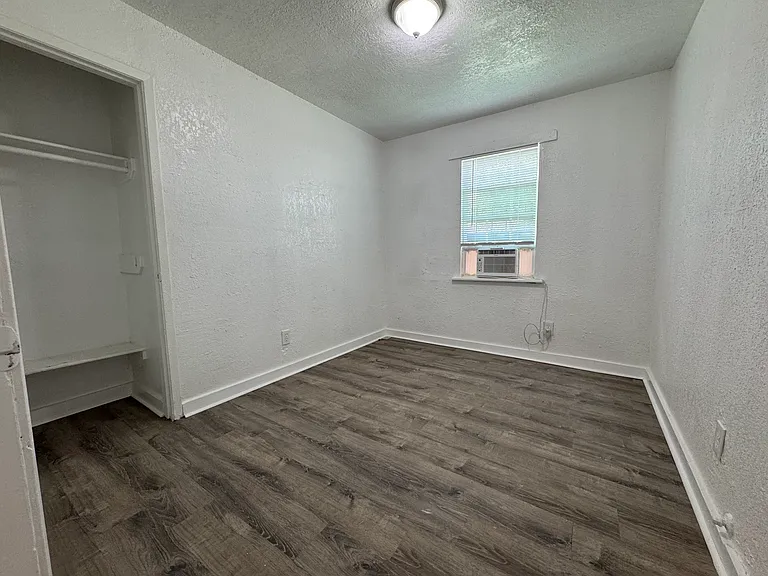 1115 Elgin St — Photo 2