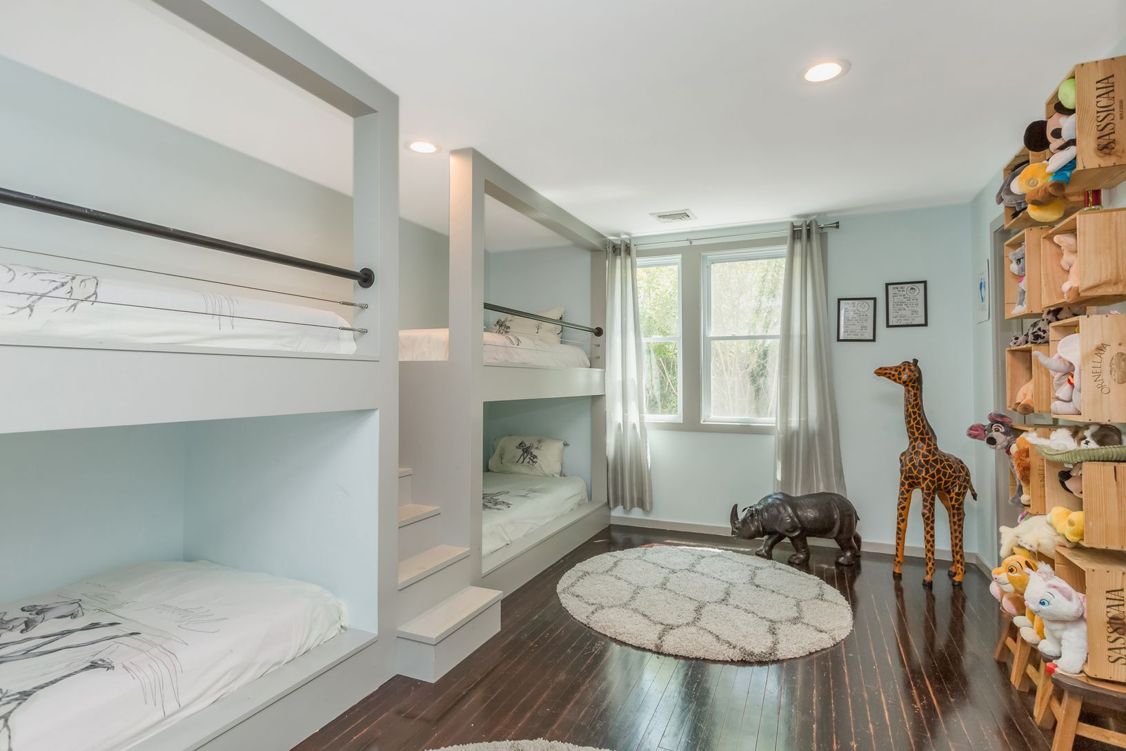 IN THIS 4 BUNK BED BEDROOM