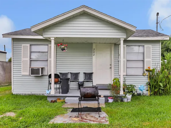 202 N 3rd St, Highlands, TX 77562