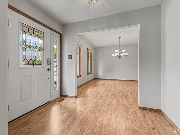 3rd image of 142 Rhinegarten Drive