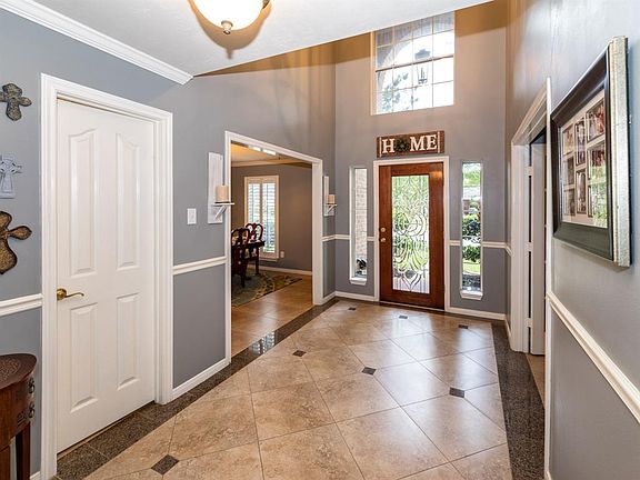 4th image of 305 Oak Creek Dr