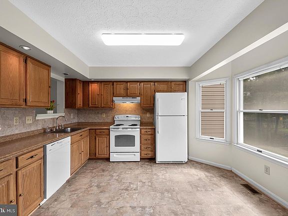 3rd image of 1625 Elkwood Ct