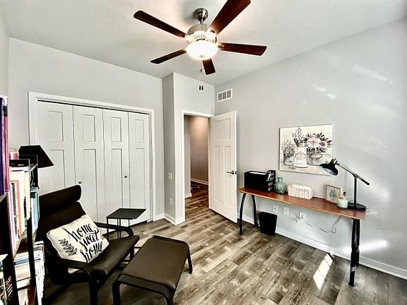 4th image of 832 Pinehurst Way