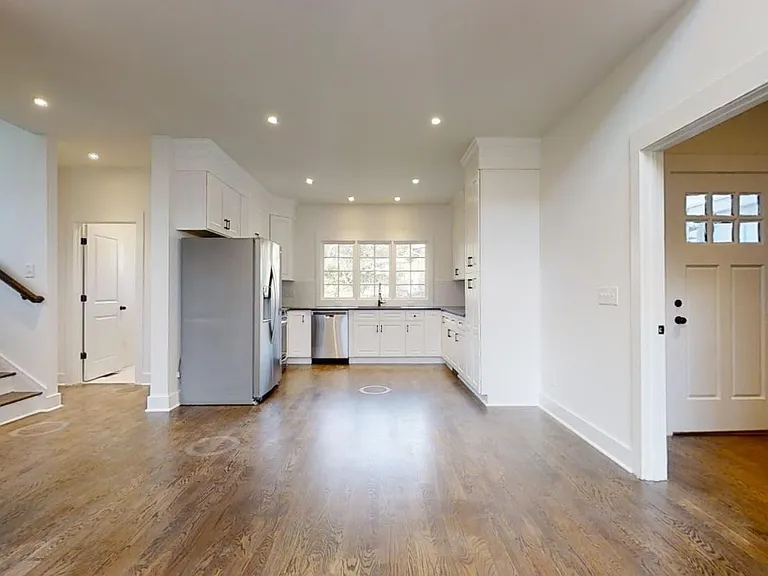 1002 Center St NW — Photo 2