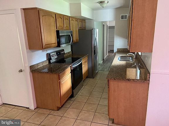 4th image of 9814 Tam O Shanter Dr