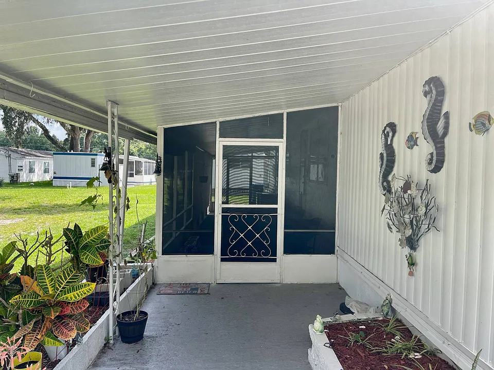 W Colonial Cir