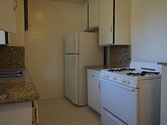 5th image of 1302 S Saltair Ave #1-B