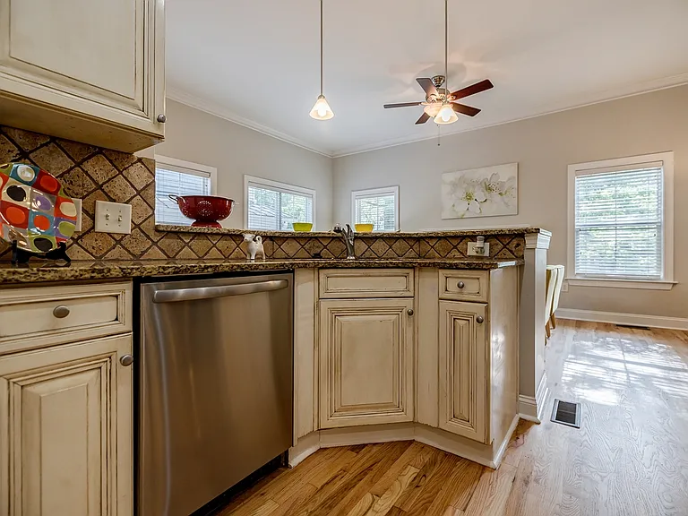 237 Carlyle Park Dr NE — Photo 15