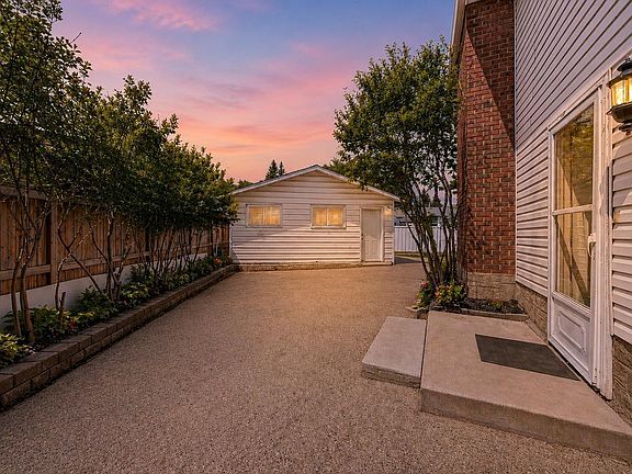 3rd image of 204 Whiteview Close NE