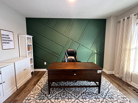 5th image of 100 Alderwood Cir N