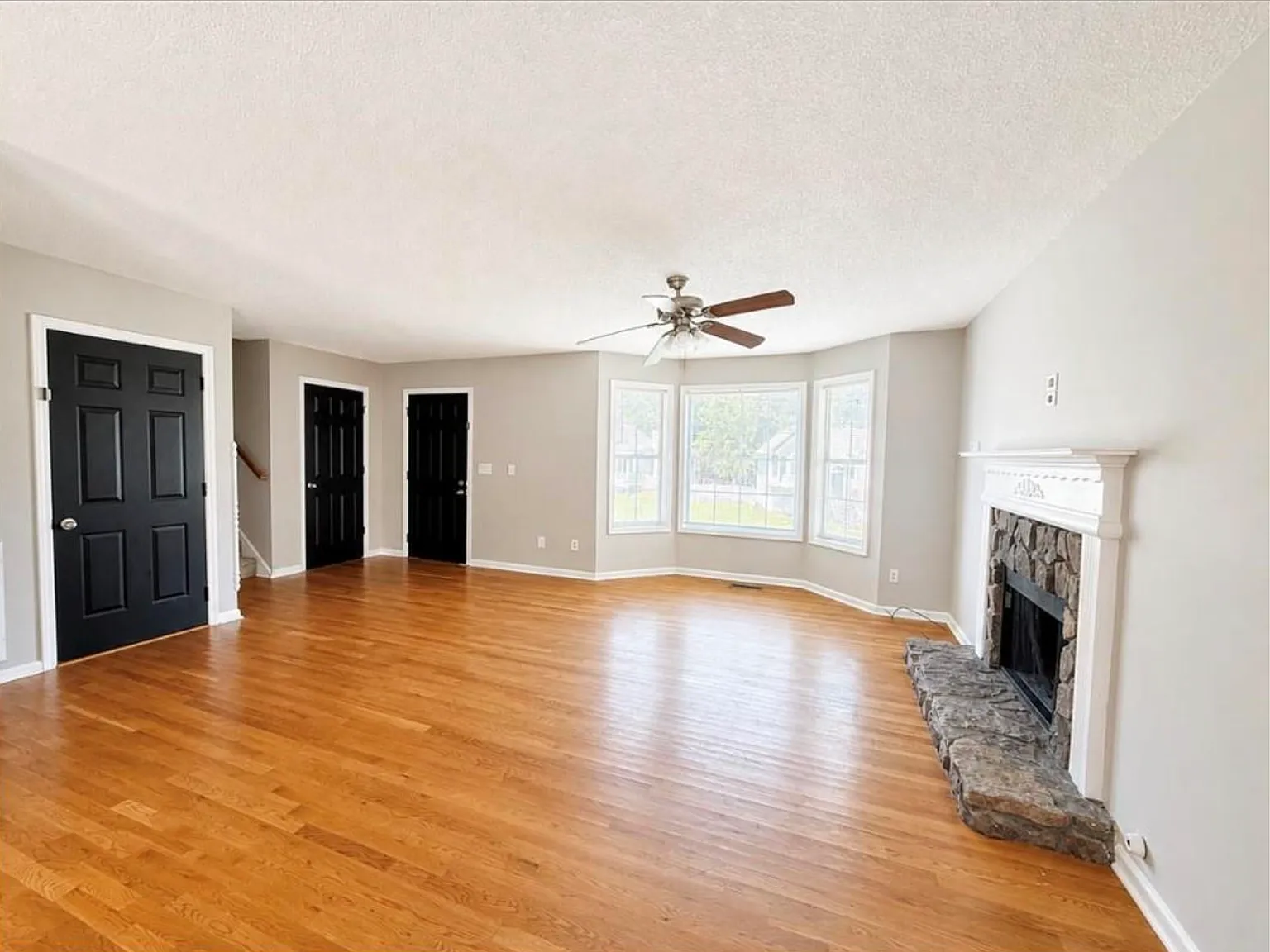3 bed, 1220 sqft, $1,595 — Photo 4