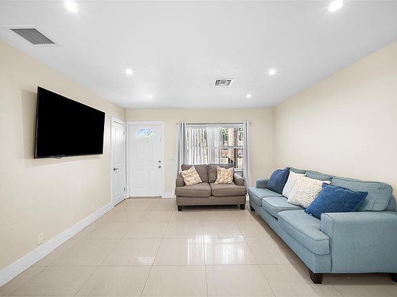 5th image of 520 SW 72nd Terrace