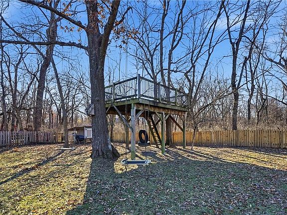 4th image of 1614 NW Nicholas Dr