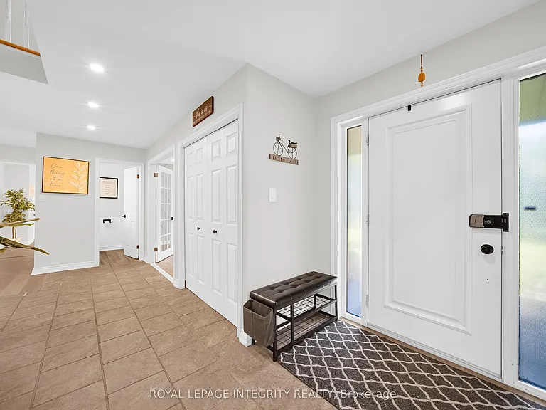 1218 Rideau Bend Cres — Photo 3